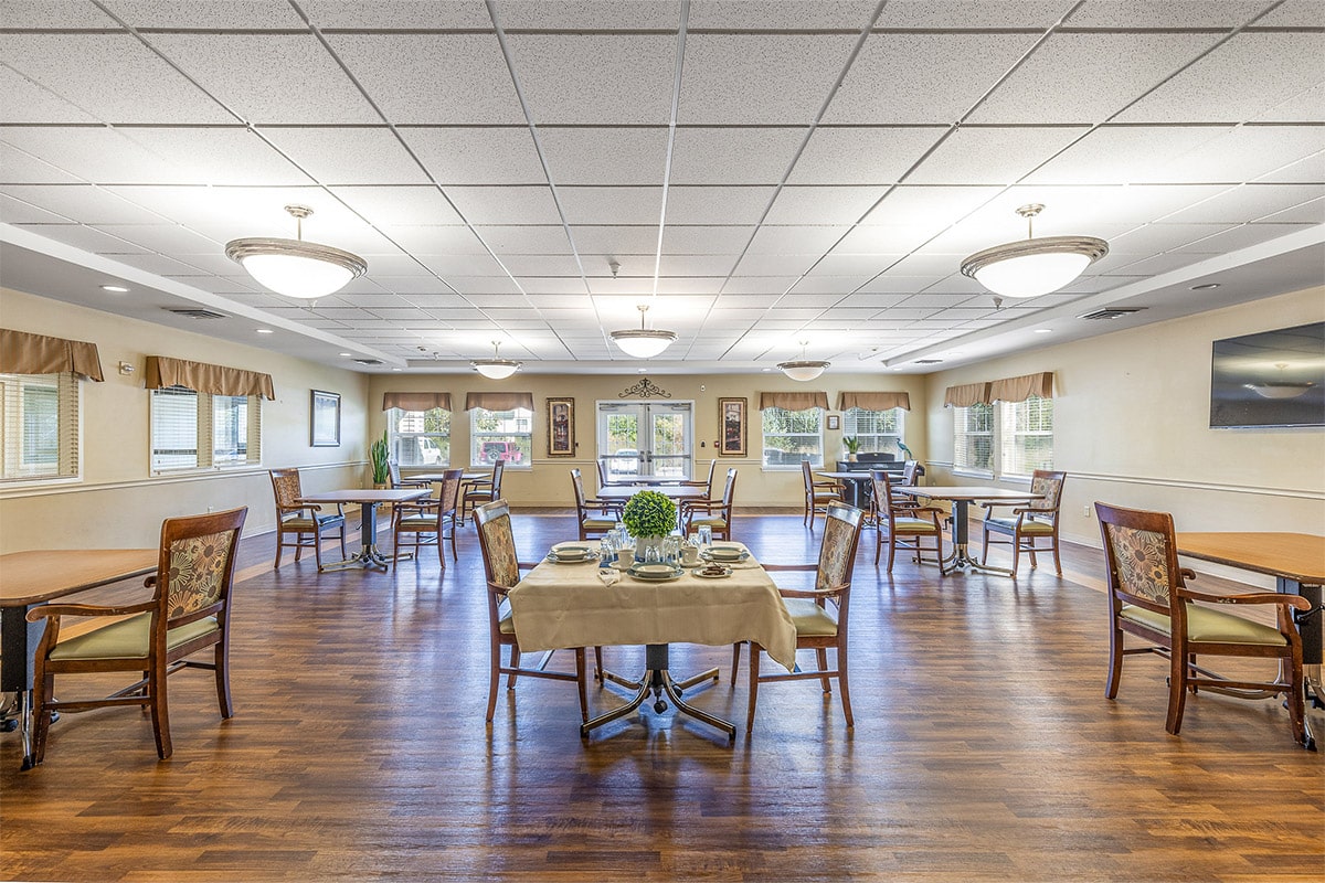 Indoor dining area of Richland Post Acute