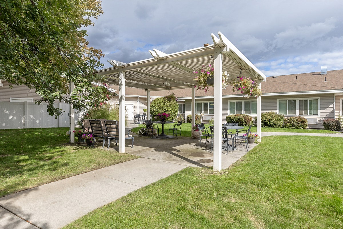 Outdoor pergola and seating at Richland Post Acute
